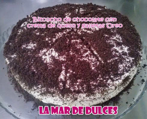 Bizcocho de chocolate con crema de queso y galletas Oreo