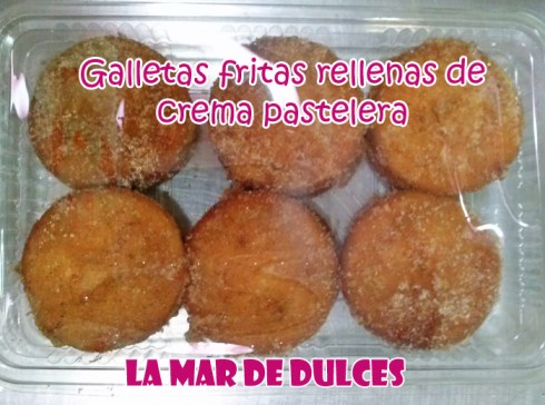 Galletas fritas rellenas de crema pastelera