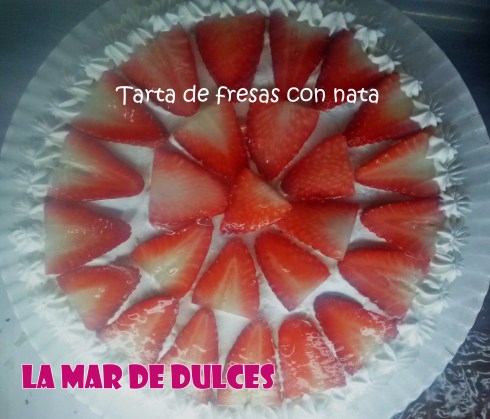 Tarta de fresas con nata