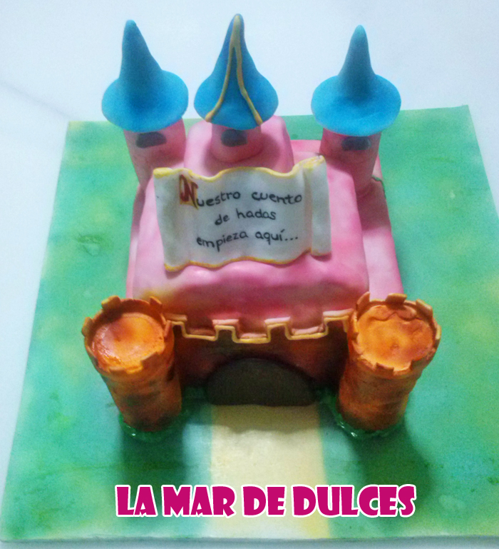 Tarta fondant de castillo de cuento para pedida de mano