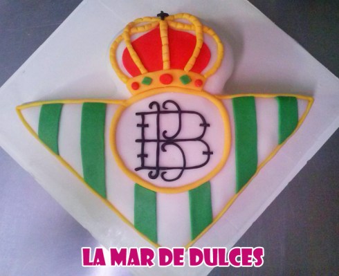 Tarta fondant del escudo del Betis