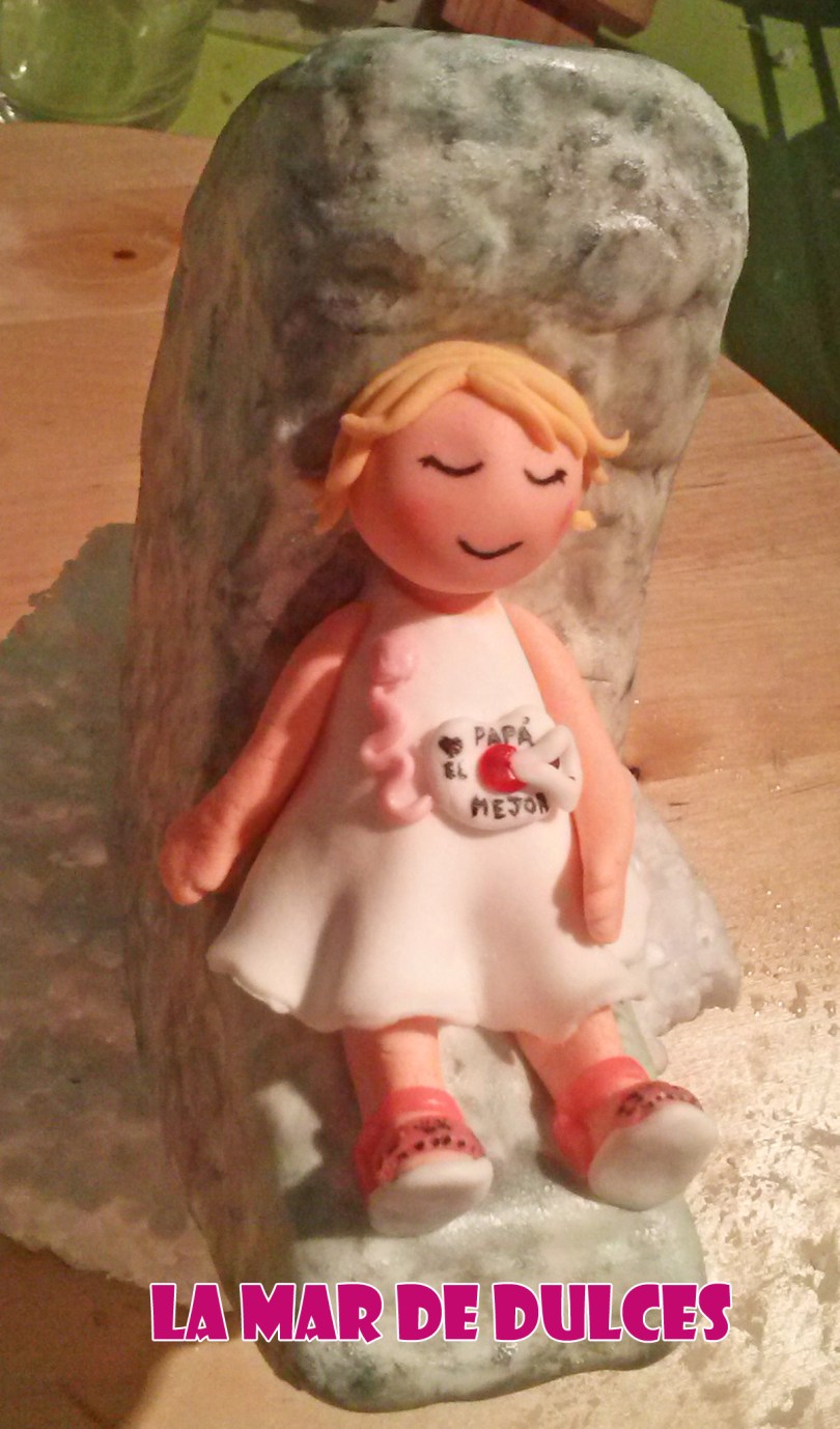 Tarta fondant de niña sentada en la luna