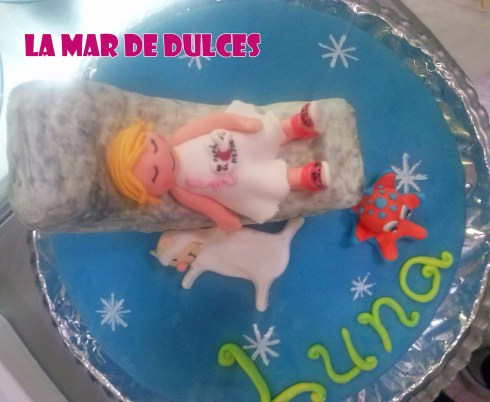 Tarta fondant de niña sentada en la luna