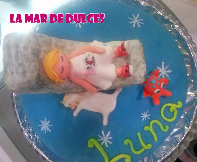 Tarta fondant de niña sentada en la luna