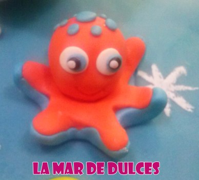 Tarta fondant de niña sentada en la luna