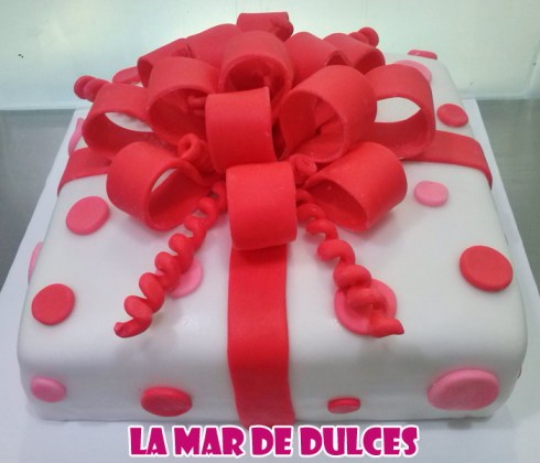 Tarta fondant de caja de regalo con moña Sevilla