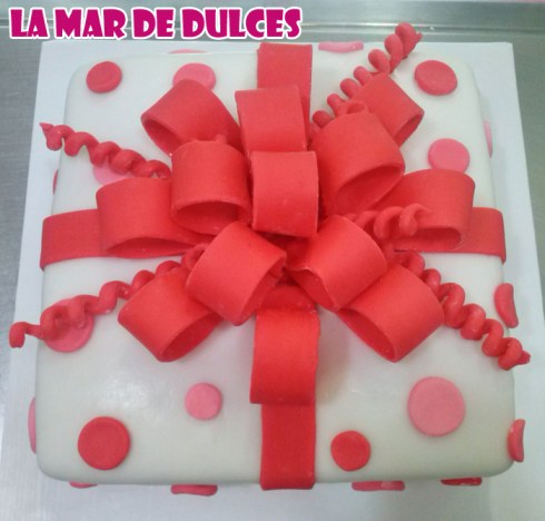 Tarta fondant de caja de regalo con moña Sevilla