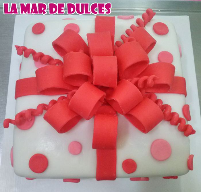 Tarta fondant de caja de regalo con moña Sevilla