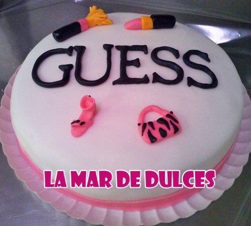 Tarta fondant de la marca Guess Sevilla