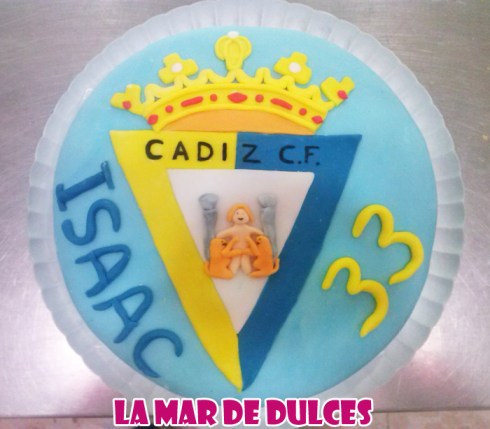 Tarta fondant del escudo del Cádiz