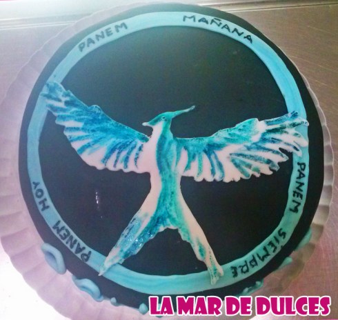 Tarta fondant de los Juegos del Hambre: el Sinsajo