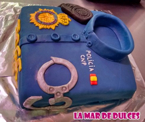 Tarta fondant de camisa de policía nacional Sevilla