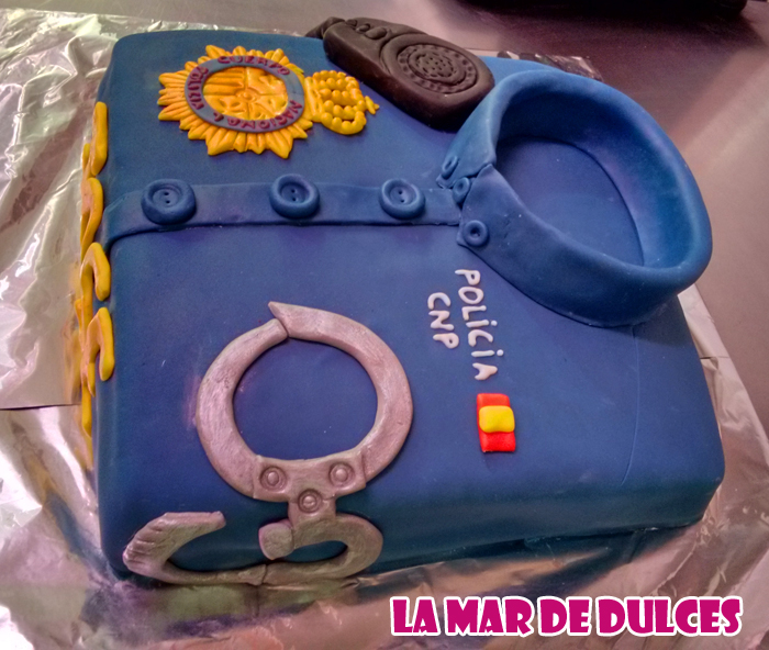 Tarta fondant de camisa de policía nacional Sevilla