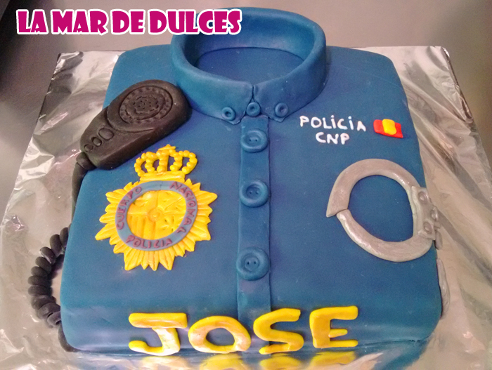 Tarta fondant de camisa de policía nacional Sevilla