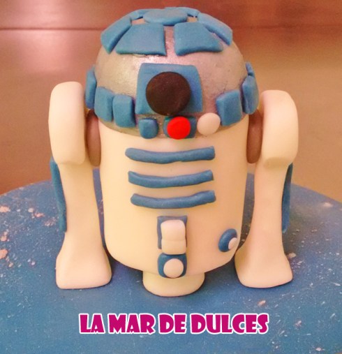 Tarta fondant de la Guerra de las Galaxias con R2-D2 Sevilla