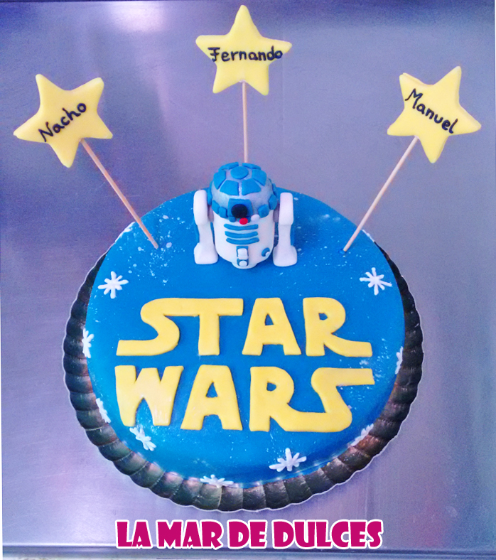 Tarta fondant de la Guerra de las Galaxias con R2-D2 Sevilla