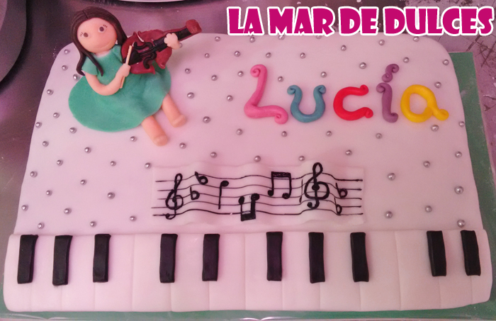 Tarta fondant de piano y violín Sevilla