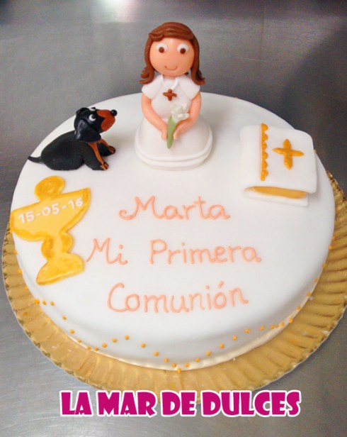 Tarta fondant de comunión con perrito Sevilla