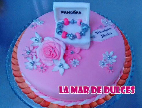 Tarta fondant de joyas Pandora Sevilla