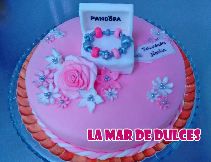 Tarta fondant de joyas Pandora Sevilla