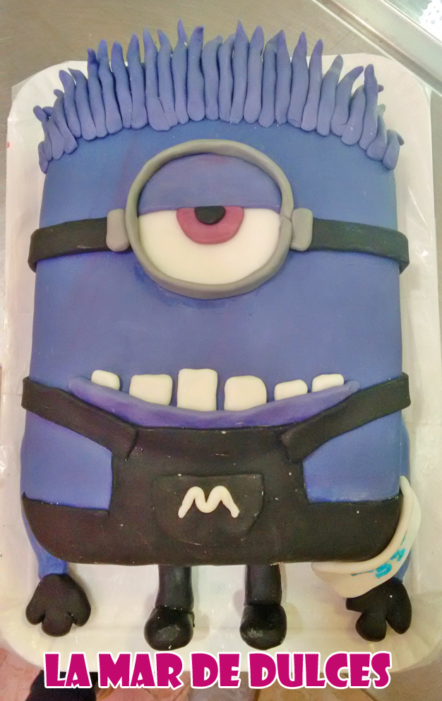 Tarta fondant de minion morado Sevilla